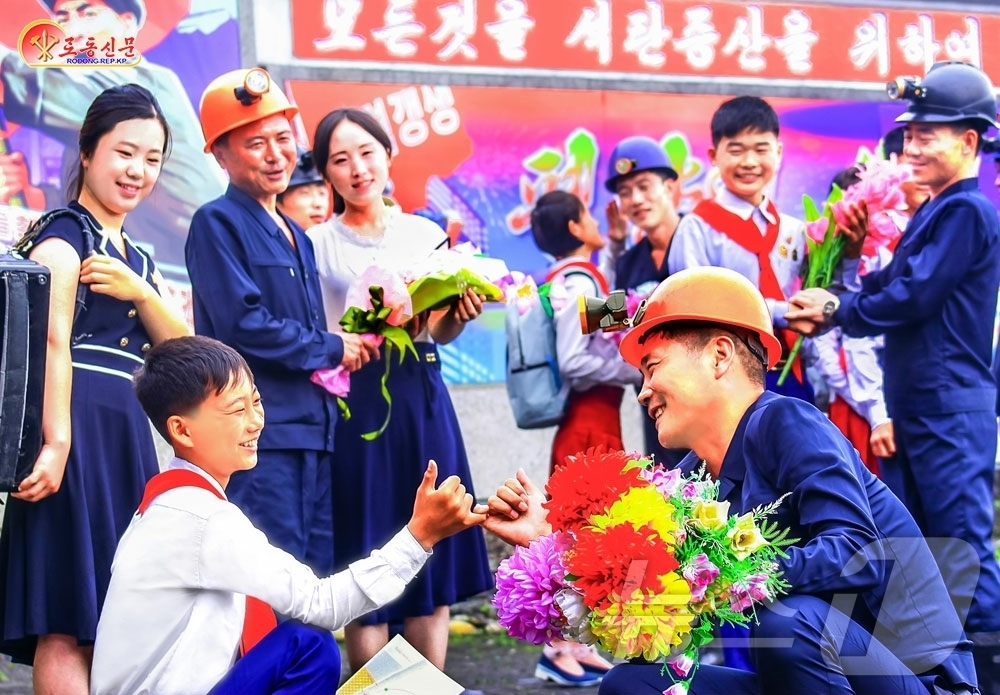 (평양 노동신문=뉴스1) = 북한 노동당 기관지 노동신문은 7일 "우리 탄부들이 기록하는 증산수자에는 바로 이렇듯 뜨거운 애국의 마음이 깃들어 있다"며 득장청년탄광을 조명했다. [ …