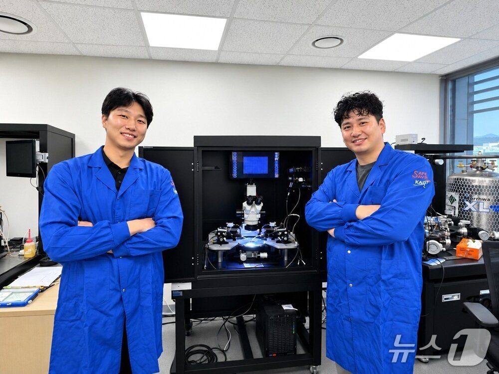 본문 이미지 - KAIST 반도체공학대학원 김대원 박사과정(왼쪽), 최신현 석좌교수(KAIST 제공) /뉴스1