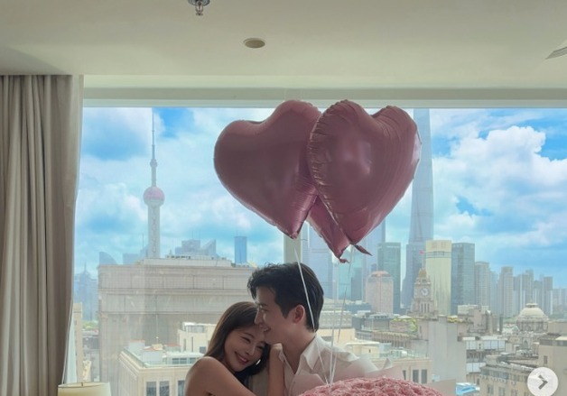 아옳이, 한의사 연인에게 대형 꽃다발 받고 미소 "프러포즈는 아냐"