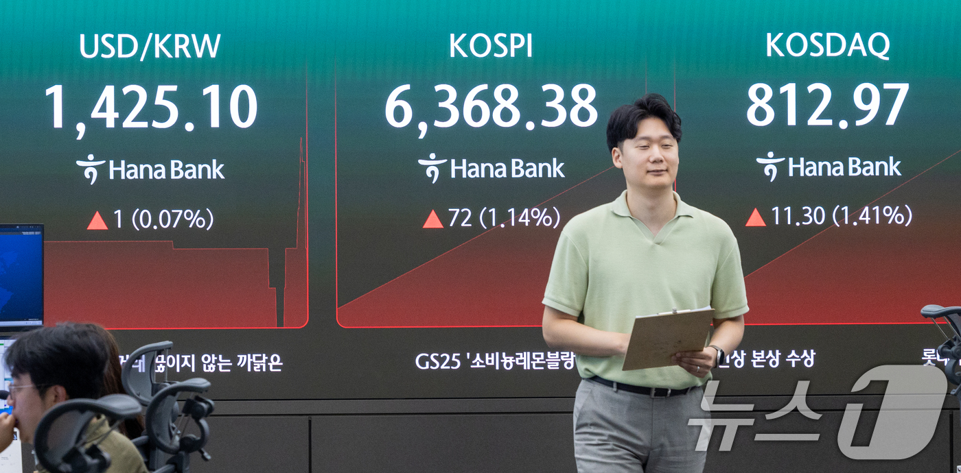(서울=뉴스1) 안은나 기자 = 7일 오전 서울 중구 하나은행 본점 딜링룸 전광판에 코스피, 코스닥 지수, 달러·원 환율 개장 후 시황이 나오고 있다. 2026.8.7/뉴스1