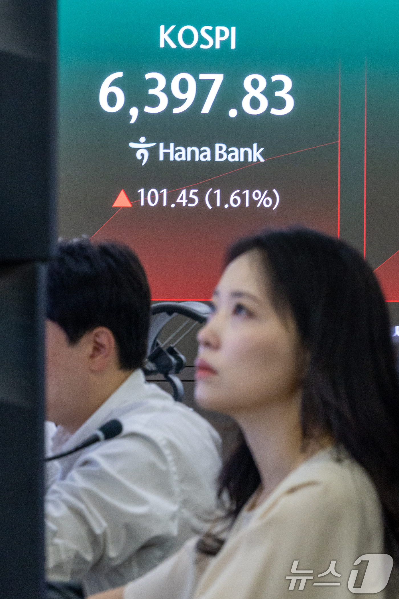 (서울=뉴스1) 안은나 기자 = 7일 오전 서울 중구 하나은행 본점 딜링룸 전광판에 코스피 지수 개장 후 시황이 나오고 있다. 2026.8.7/뉴스1
