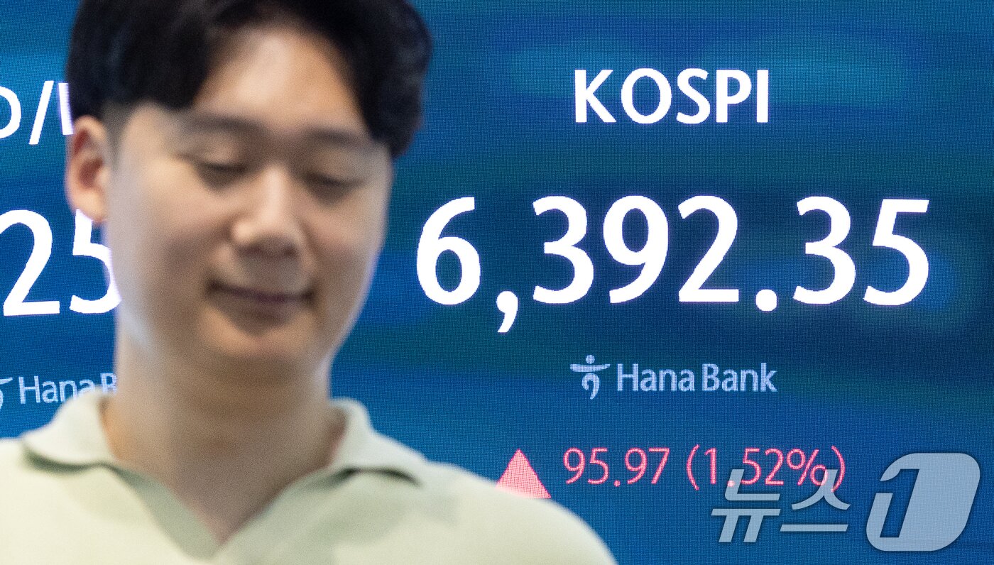 본문 이미지 - 7일 오전 서울 중구 하나은행 본점 딜링룸 전광판에 코스피 지수 개장 후 시황이 나오고 있다. 2026.8.7 ⓒ 뉴스1 안은나 기자