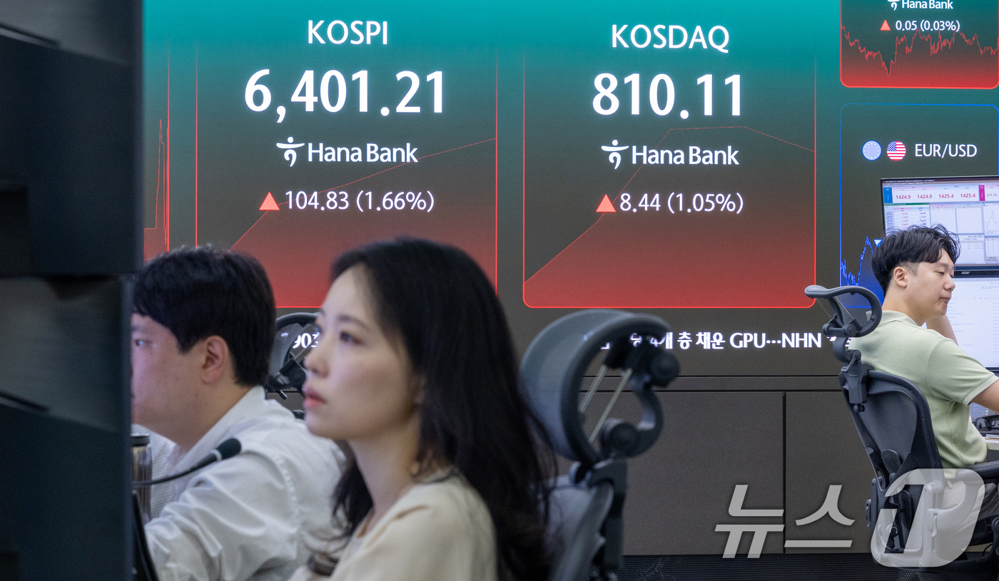 (서울=뉴스1) 안은나 기자 = 7일 오전 서울 중구 하나은행 본점 딜링룸 전광판에 코스피, 코스닥 지수, 달러·원 환율 개장 후 시황이 나오고 있다. 2026.8.7/뉴스1