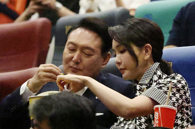 "尹부부 영화관람비 공개하라"…대법 "대통령기록관에 이관, 소송 실익 다시 심리"