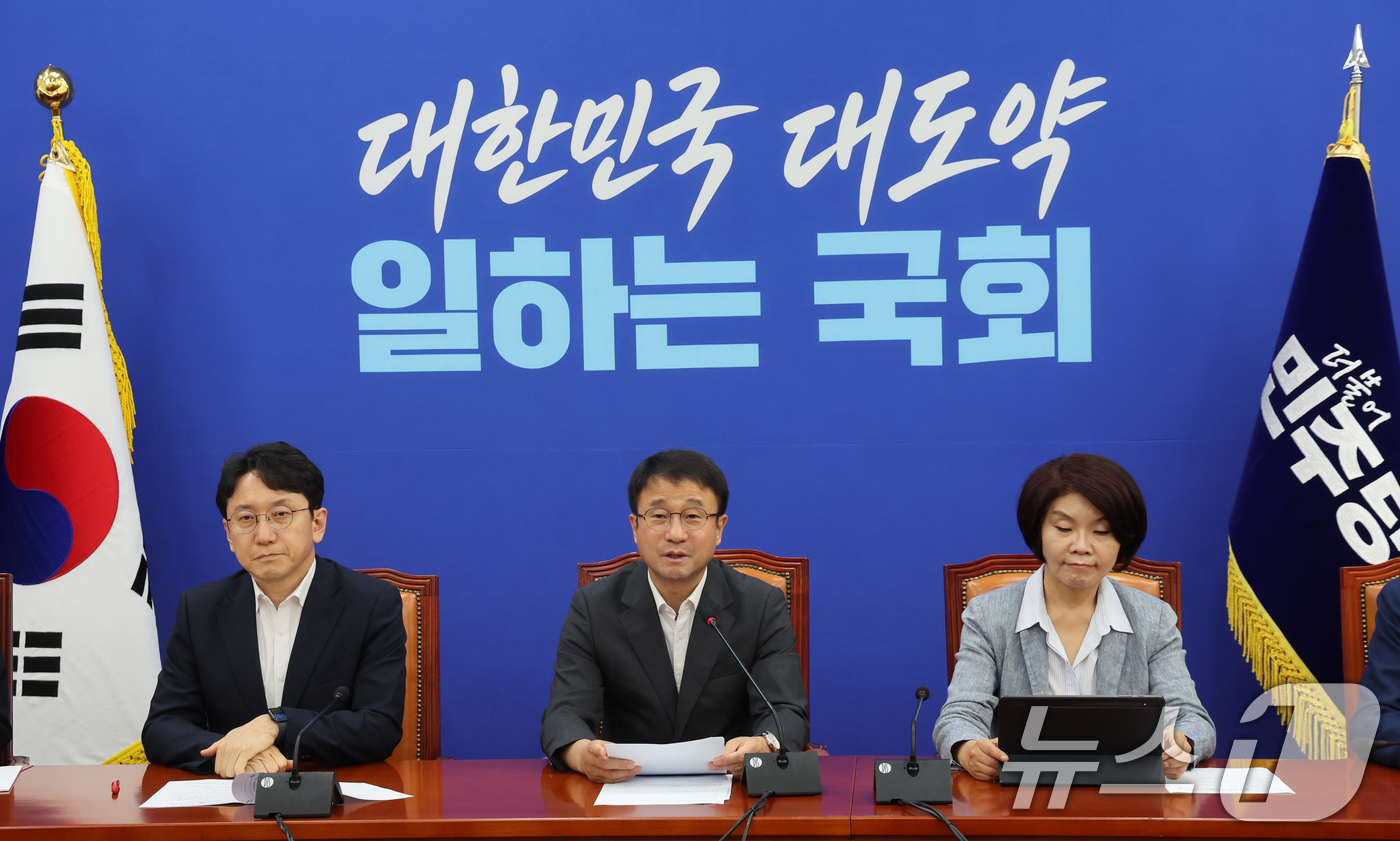 (서울=뉴스1) 황기선 기자 = 한병도 더불어민주당 당대표 직무대행 겸 원내대표가 7일 오전 서울 여의도 국회에서 열린 원내대책회의에서 모두발언을 하고 있다. 2026.8.7/뉴스 …