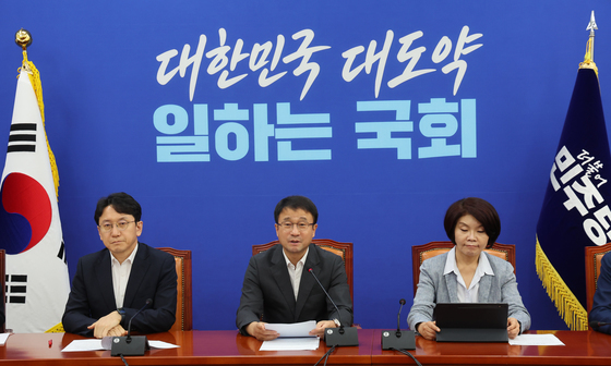 與 "국힘, 비판하려면 부동산 법안 협조 먼저…오세훈은 공급 억제기"