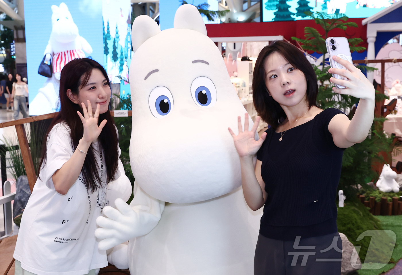 (서울=뉴스1) 김민지 기자 = 7일 서울 강남구 신세계 강남 센트럴 오픈스테이지에 마련된 ‘무민(MOOMIN) 팝업 스토어’에서 캐릭터 무민과 모델들이 팝업스토어를 체험하고 있다 …