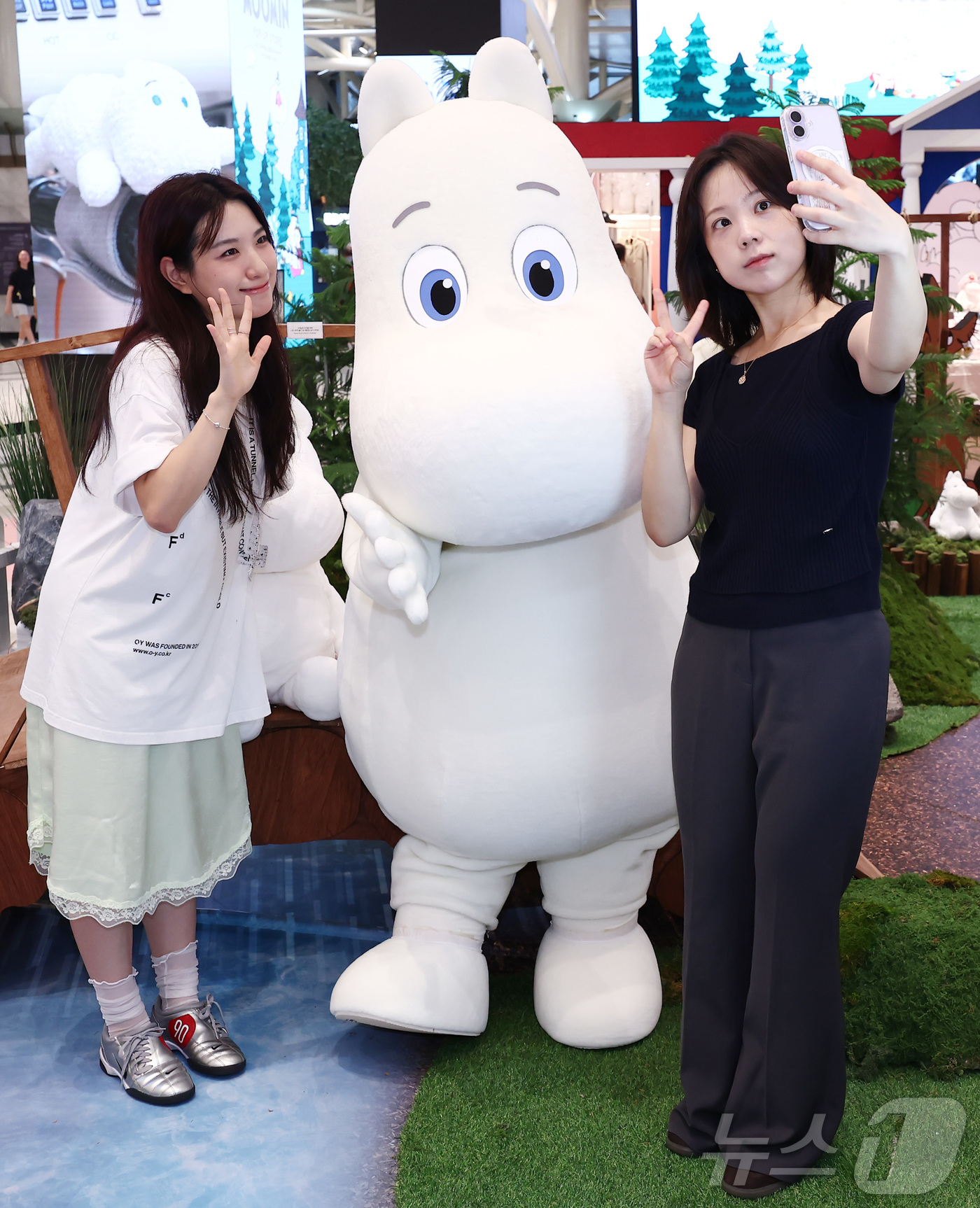 (서울=뉴스1) 김민지 기자 = 7일 서울 강남구 신세계 강남 센트럴 오픈스테이지에 마련된 ‘무민(MOOMIN) 팝업 스토어’에서 캐릭터 무민과 모델들이 팝업스토어를 체험하고 있다 …