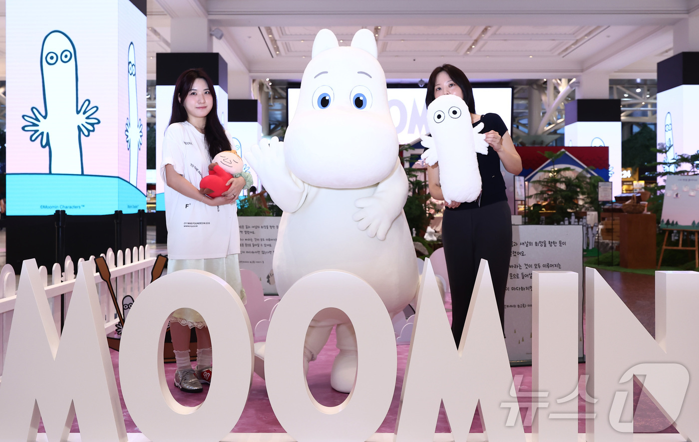(서울=뉴스1) 김민지 기자 = 7일 서울 강남구 신세계 강남 센트럴 오픈스테이지에 마련된 ‘무민(MOOMIN) 팝업 스토어’에서 캐릭터 무민과 모델들이 팝업스토어를 소개하고 있다 …