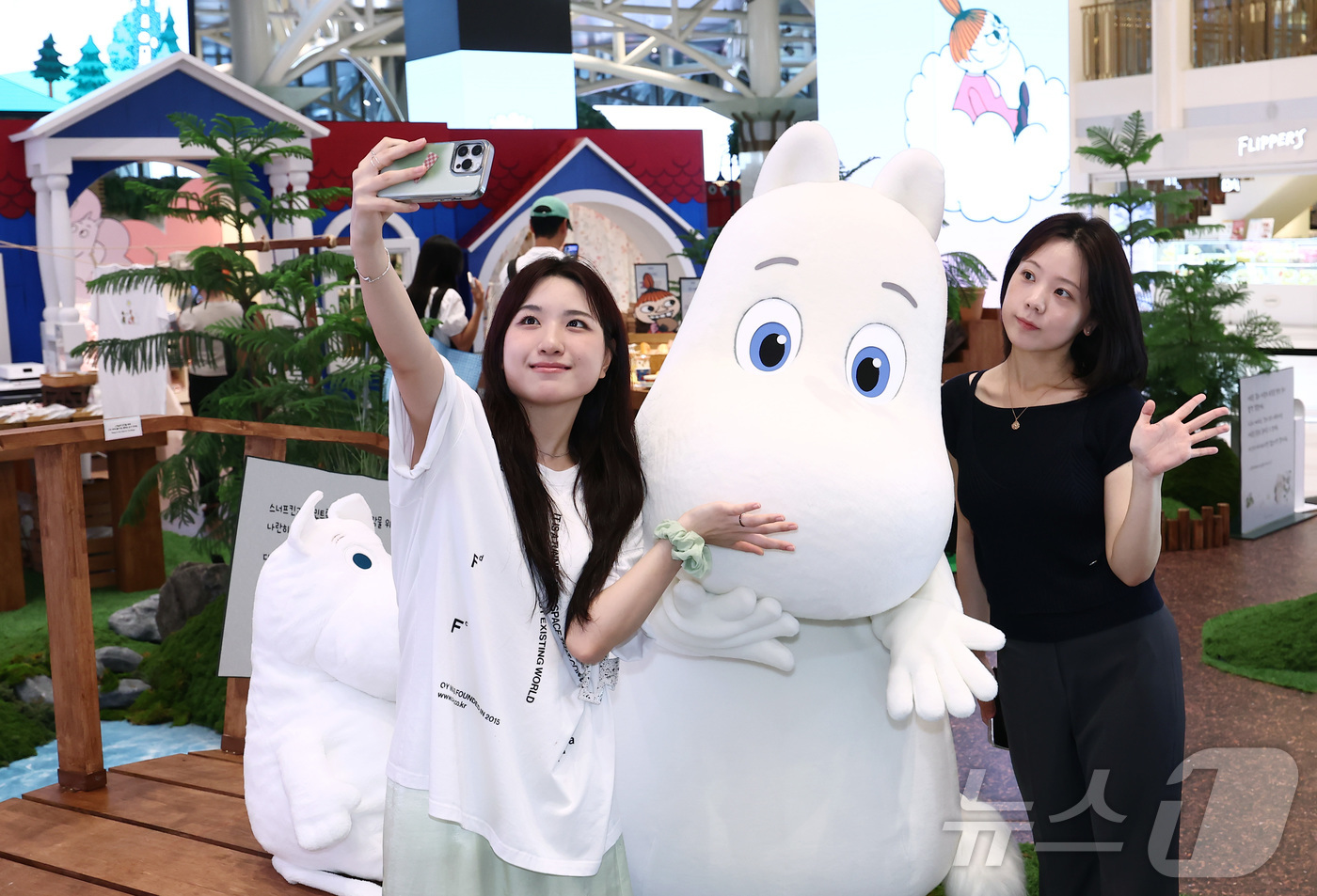 (서울=뉴스1) 김민지 기자 = 7일 서울 강남구 신세계 강남 센트럴 오픈스테이지에 마련된 ‘무민(MOOMIN) 팝업 스토어’에서 캐릭터 무민과 모델들이 팝업스토어를 체험하고 있다 …