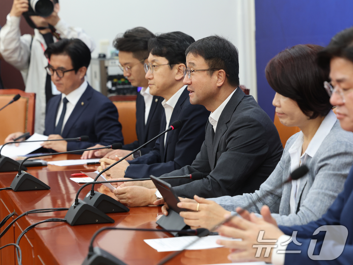 (서울=뉴스1) 황기선 기자 = 한병도 더불어민주당 당대표 직무대행 겸 원내대표가 7일 오전 서울 여의도 국회에서 열린 원내대책회의에서 모두발언을 하고 있다. 2026.8.7/뉴스 …