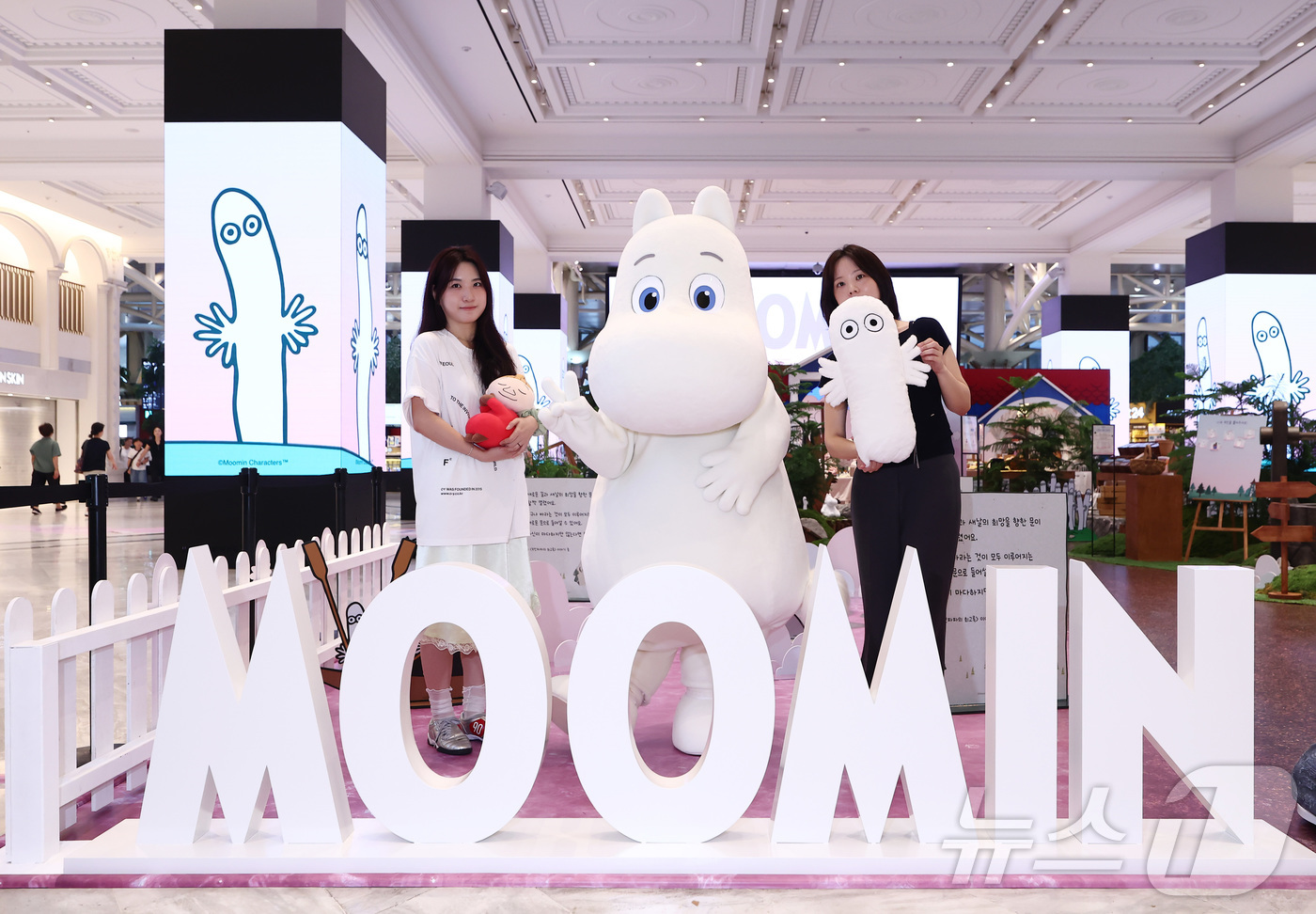 (서울=뉴스1) 김민지 기자 = 7일 서울 강남구 신세계 강남 센트럴 오픈스테이지에 마련된 ‘무민(MOOMIN) 팝업 스토어’에서 캐릭터 무민과 모델들이 팝업스토어를 소개하고 있다 …