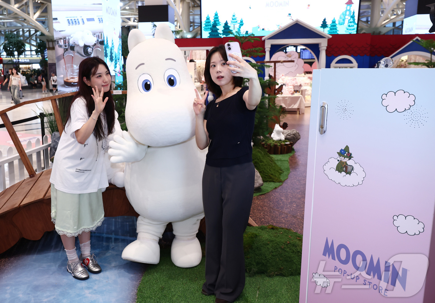 (서울=뉴스1) 김민지 기자 = 7일 서울 강남구 신세계 강남 센트럴 오픈스테이지에 마련된 ‘무민(MOOMIN) 팝업 스토어’에서 캐릭터 무민과 모델들이 팝업스토어를 체험하고 있다 …