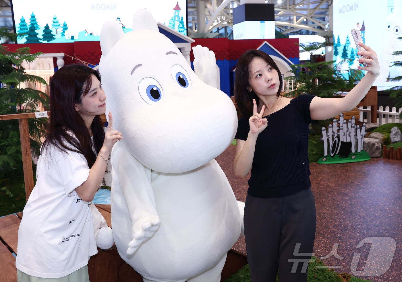 (서울=뉴스1) 김민지 기자 = 7일 서울 강남구 신세계 강남 센트럴 오픈스테이지에 마련된 ‘무민(MOOMIN) 팝업 스토어’에서 캐릭터 무민과 모델들이 팝업스토어를 소개하고 있다 …