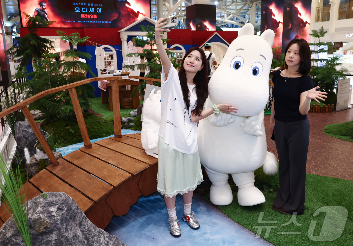 (서울=뉴스1) 김민지 기자 = 7일 서울 강남구 신세계 강남 센트럴 오픈스테이지에 마련된 ‘무민(MOOMIN) 팝업 스토어’에서 캐릭터 무민과 모델들이 팝업스토어를 체험하고 있다 …