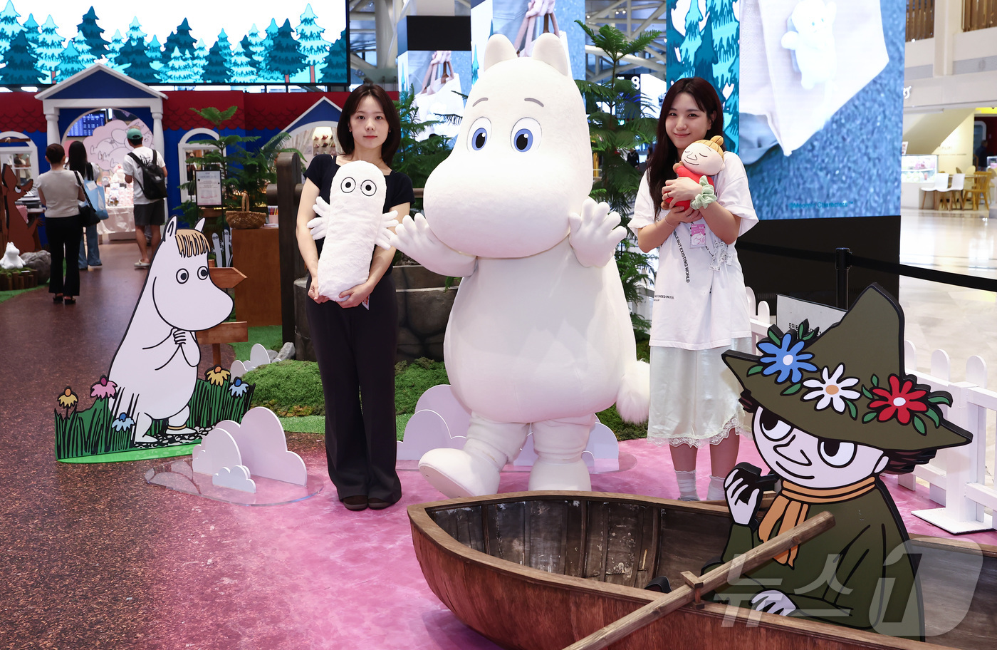 (서울=뉴스1) 김민지 기자 = 7일 서울 강남구 신세계 강남 센트럴 오픈스테이지에 마련된 ‘무민(MOOMIN) 팝업 스토어’에서 캐릭터 무민과 모델들이 팝업스토어를 소개하고 있다 …