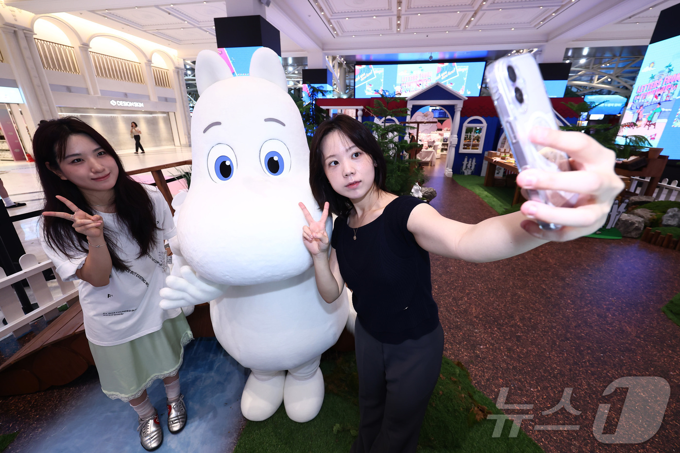(서울=뉴스1) 김민지 기자 = 7일 서울 강남구 신세계 강남 센트럴 오픈스테이지에 마련된 ‘무민(MOOMIN) 팝업 스토어’에서 캐릭터 무민과 모델들이 팝업스토어를 체험하고 있다 …