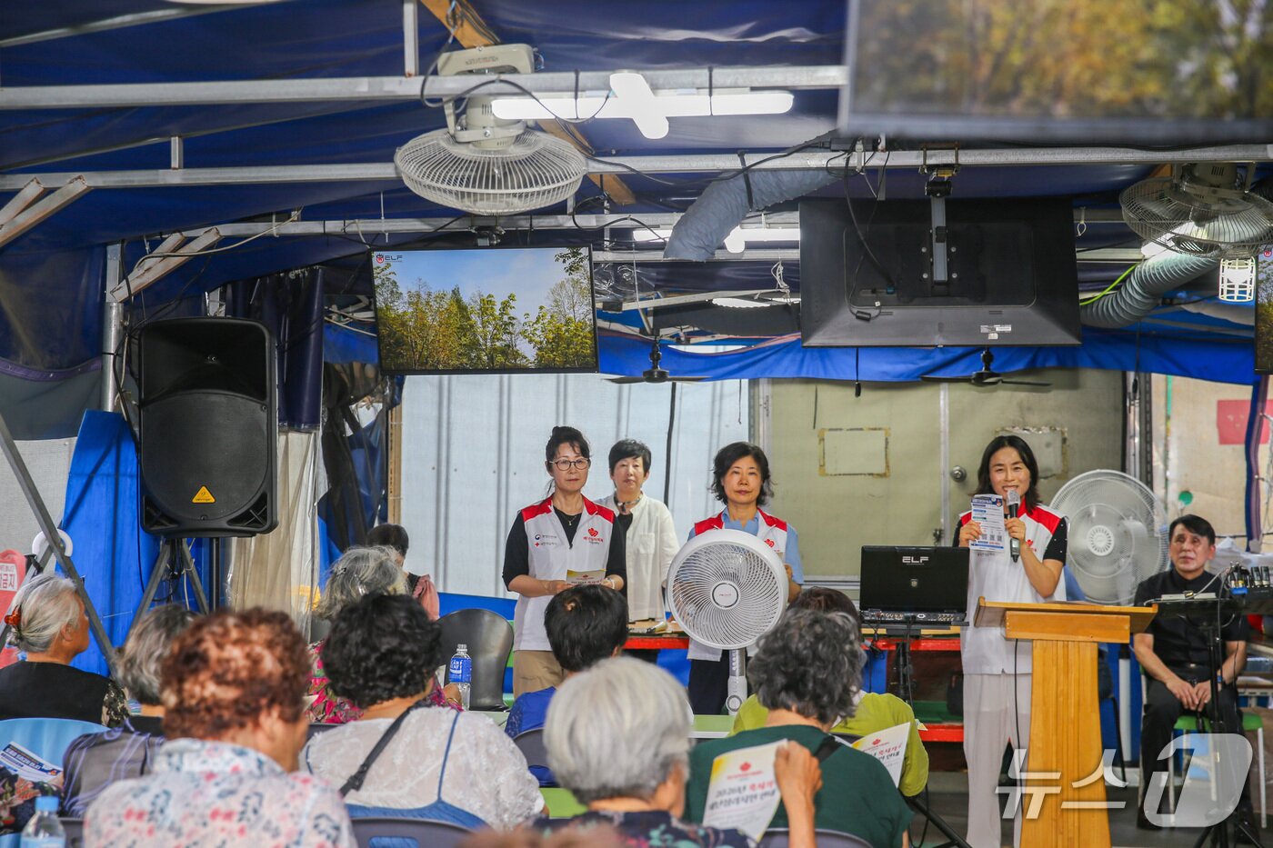 본문 이미지 - 6일 영등포구 소재 광야홈리스복지센터에서 대한적십자사 서울지사 재난심리활동가들이 폭염 예방 물품 전달 및 심리지원 안내 활동을 하고 있다.(대한적십자사 서울지사 제공)
