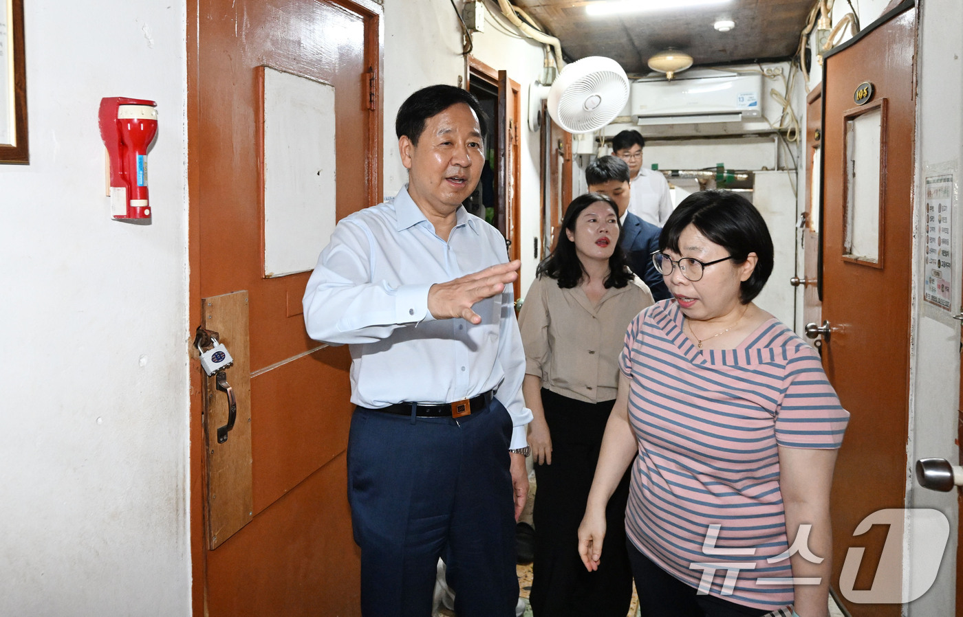 (서울=뉴스1) = 구윤철 부총리 겸 재정경제부 장관이 7일 폭염 취약계층 대비 정책 관련 개선사항과 애로사항을 청취하기 위해 서울 종로구 창신동 쪽방촌을 방문, 현장을 둘러보며 …