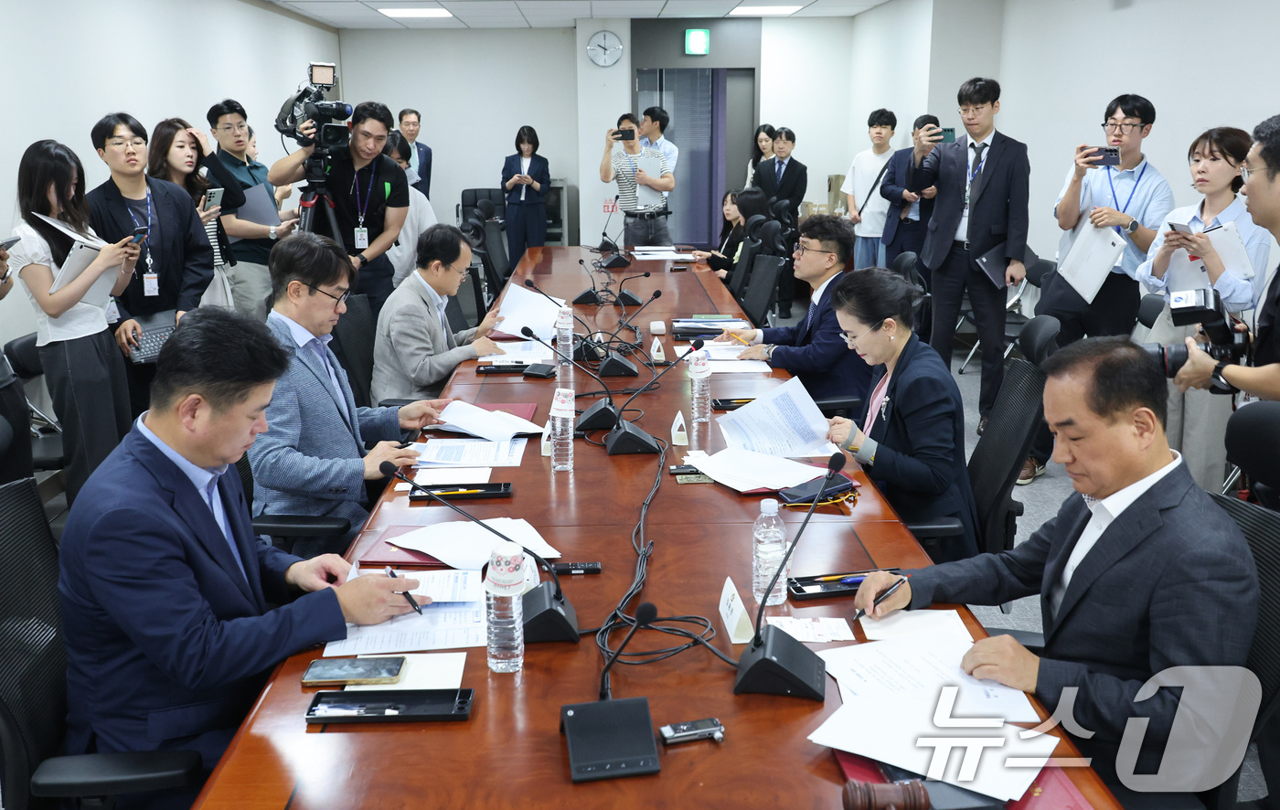 (서울=뉴스1) 신웅수 기자 = 선거관리위원회 특별검사(특검) 국민추천위원회 위원들이 7일 서울 여의도 국회 의원회관에서 열린 첫 회의에 자리하고 있다. 2026.8.7/뉴스1