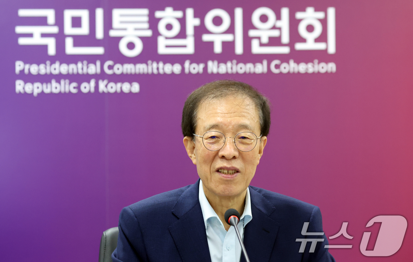 (서울=뉴스1) 김명섭 기자 = 이석연 국민통합위원장이 7일 서울 종로구 세종대로 정부서울청사에서 열린 정치 다양성 제고 특위 출범 및 1차 회의에서 모두 발언을 하고 있다.  2 …