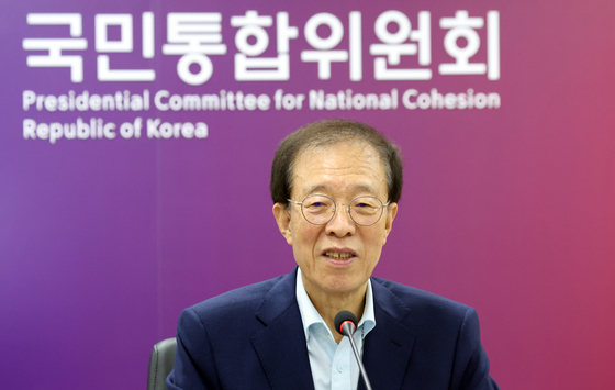 발언하는 이석연 위원장