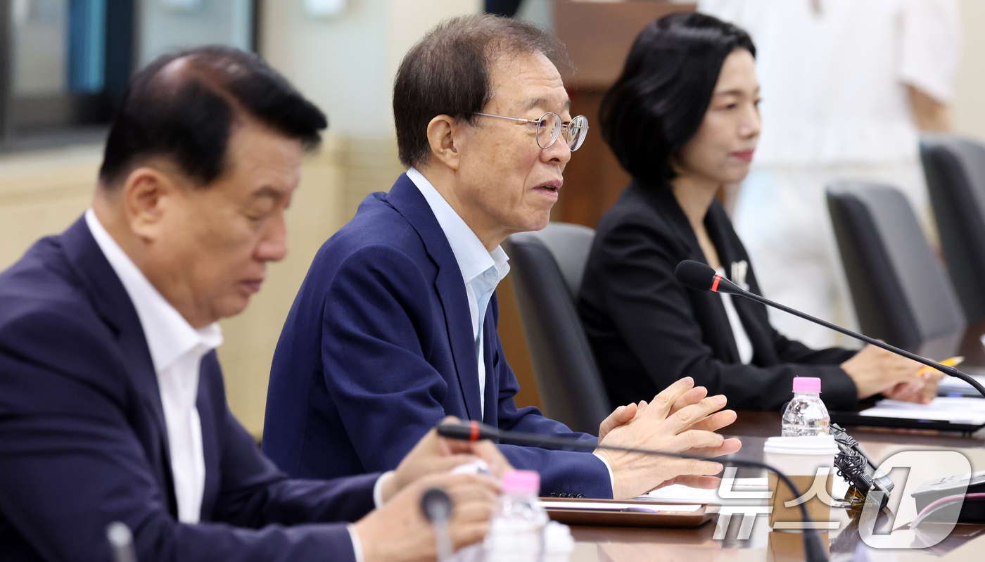 (서울=뉴스1) 김명섭 기자 = 이석연 국민통합위원장이 7일 서울 종로구 세종대로 정부서울청사에서 열린 정치 다양성 제고 특위 출범 및 1차 회의에서 모두 발언을 하고 있다.  2 …