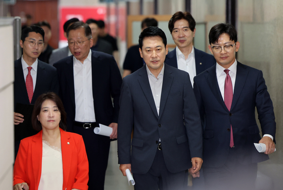 회의 참석하는 장동혁 대표