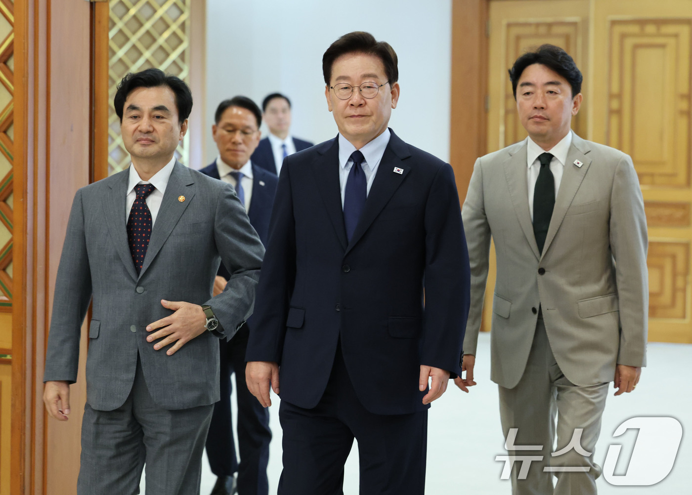 (서울=뉴스1) 이재명 기자 = 이재명 대통령이 7일 청와대에서 열린 장성 진급 신고 및 삼정검 수치 수여식에 입장하고 있다. 2026.8.7/뉴스1