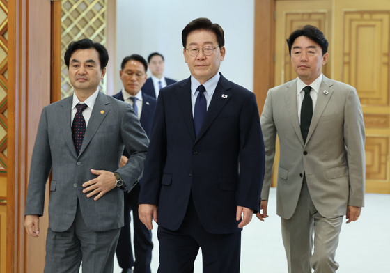 이재명 대통령, 장성 진급 신고 및 삼정검 수치 수여식 입장