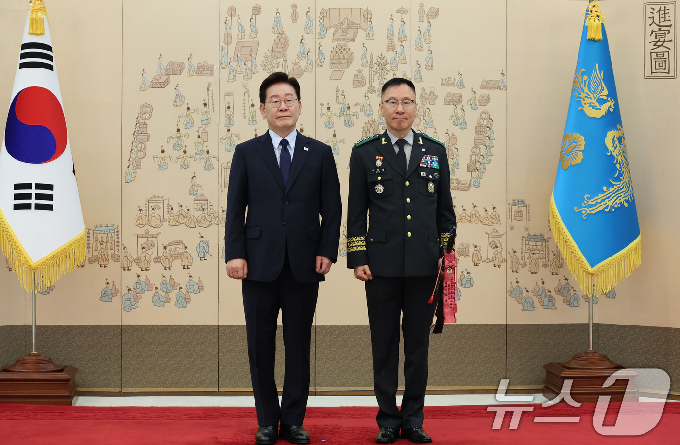 (서울=뉴스1) 이재명 기자 = 이재명 대통령이 7일 청와대에서 열린 장성 진급 신고 및 삼정검 수치 수여식에서 이상렬 지상작전사령관(대장)에게 삼정검을 수여한 후 기념촬영을 하고 …