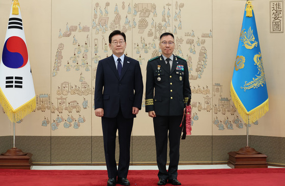 이재명 대통령, 이상렬 지상작전사령관 상점검 수여