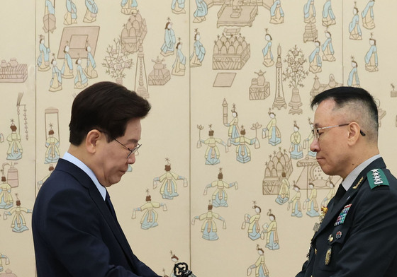 이상렬 지상작전사령관에게 상점검 수여하는 이재명 대통령