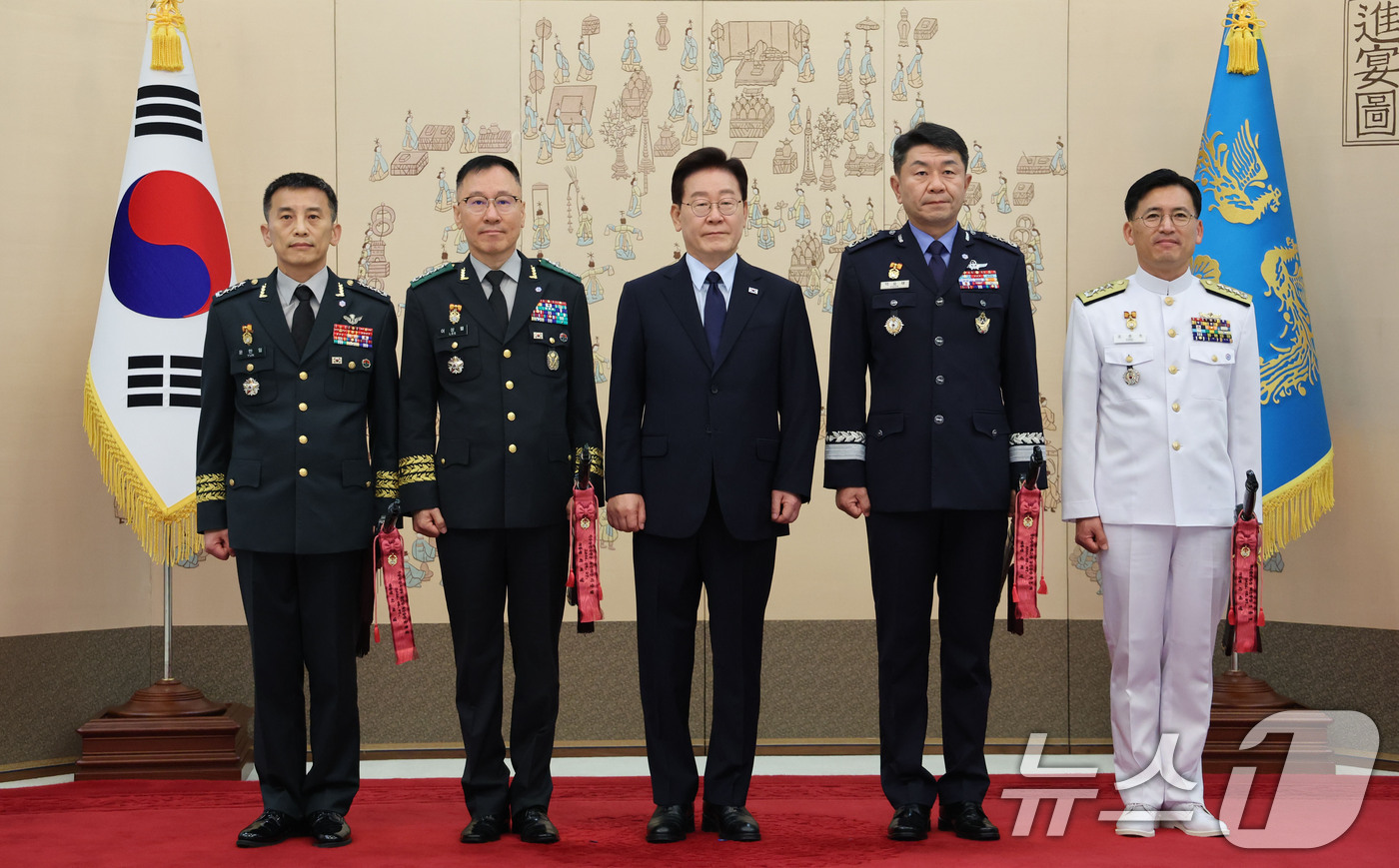 (서울=뉴스1) 이재명 기자 = 이재명 대통령이 7일 청와대에서 열린 장성 진급 신고 및 삼정검 수치 수여식에서 기념촬영을 하고 있다.왼쪽부터 윤한일 지상작전사령부 참모장(중장), …