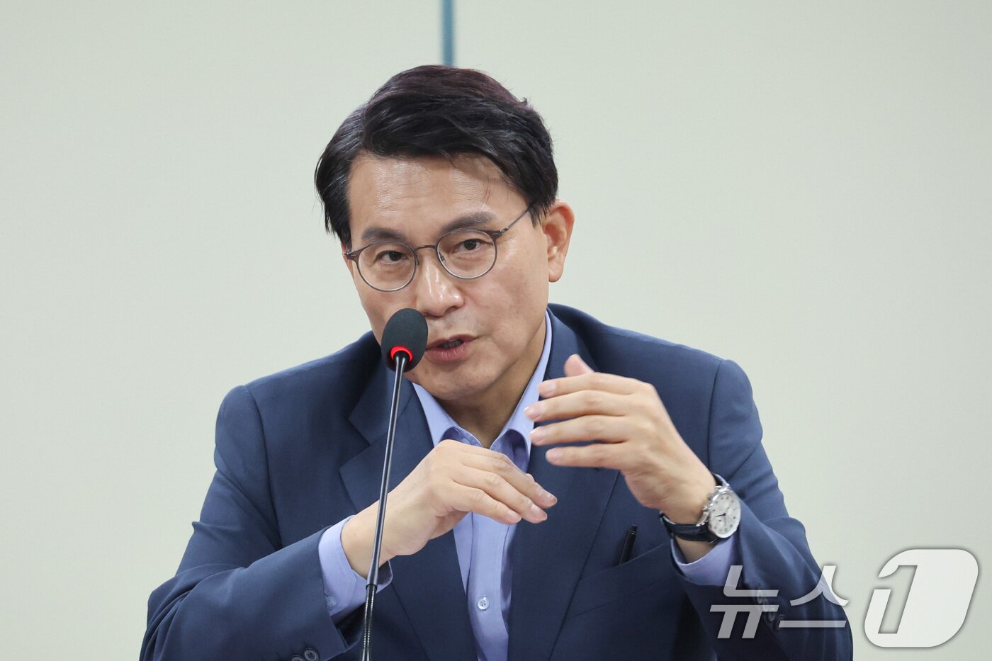 본문 이미지 - 윤상현 선관위 국조특위 위원장이 7일 서울 여의도 국회 의원회관에서 열린 '선관위 투표용지 부족사태, 제도권을 향한 대학생들의 제언' 간담회에서 발언하고 있다. 2026.8.7 ⓒ 뉴스1 신웅수 기자