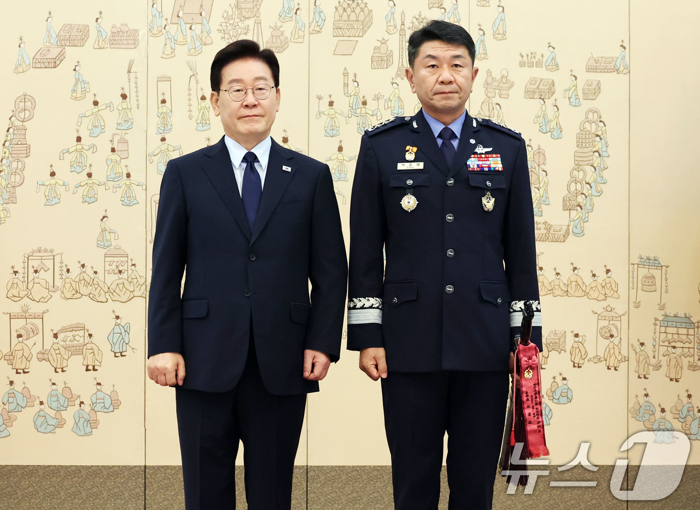 (서울=뉴스1) 이재명 기자 = 이재명 대통령이 7일 청와대에서 열린 장성 진급 신고 및 삼정검 수치 수여식에서 박흥재 공군사관학교장(중장)에게 삼정검을 수여한 후 기념촬영을 하고 …