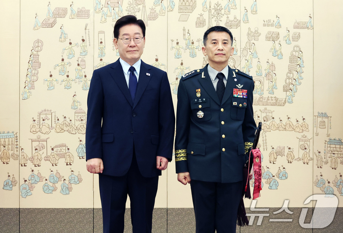 (서울=뉴스1) 이재명 기자 = 이재명 대통령이 7일 청와대에서 열린 장성 진급 신고 및 삼정검 수치 수여식에서 윤한일 지상작전사령부 참모장(중장)에게 삼정검을 수여한 후 기념촬영 …