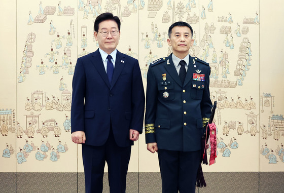 이재명 대통령, 윤한일 지상작전사령부 참모장 '삼정검 수여'