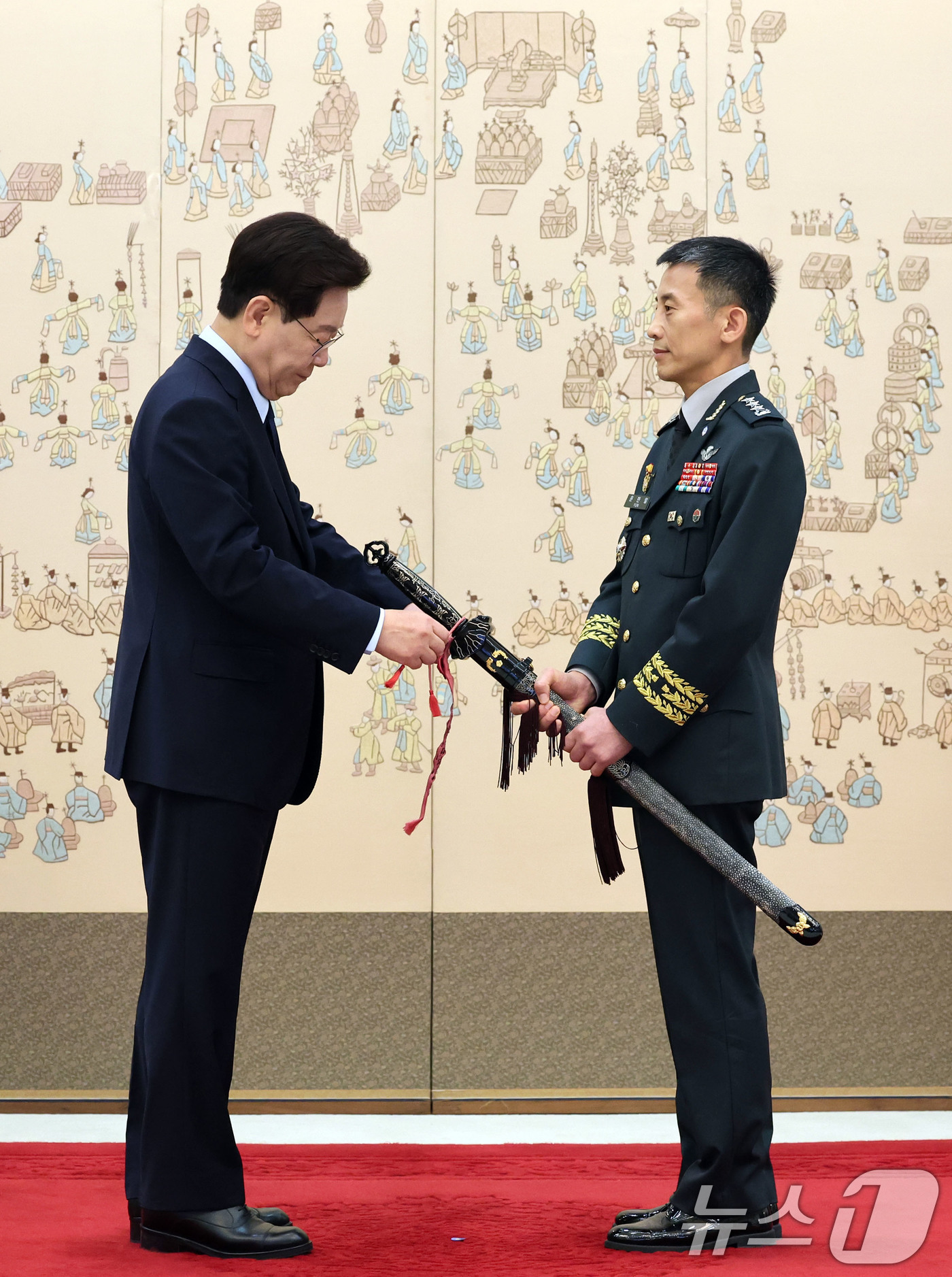 (서울=뉴스1) 이재명 기자 = 이재명 대통령이 7일 청와대에서 열린 장성 진급 신고 및 삼정검 수치 수여식에서 윤한일 지상작전사령부 참모장(중장)에게 삼정검을 수여하고 있다. 2 …