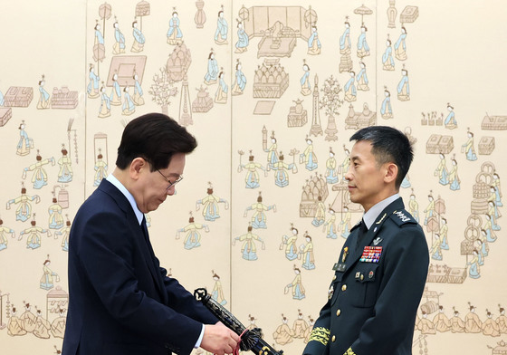 윤한일 지상작전사령부 참모장에게 삼정검 수여하는 이재명 대통령