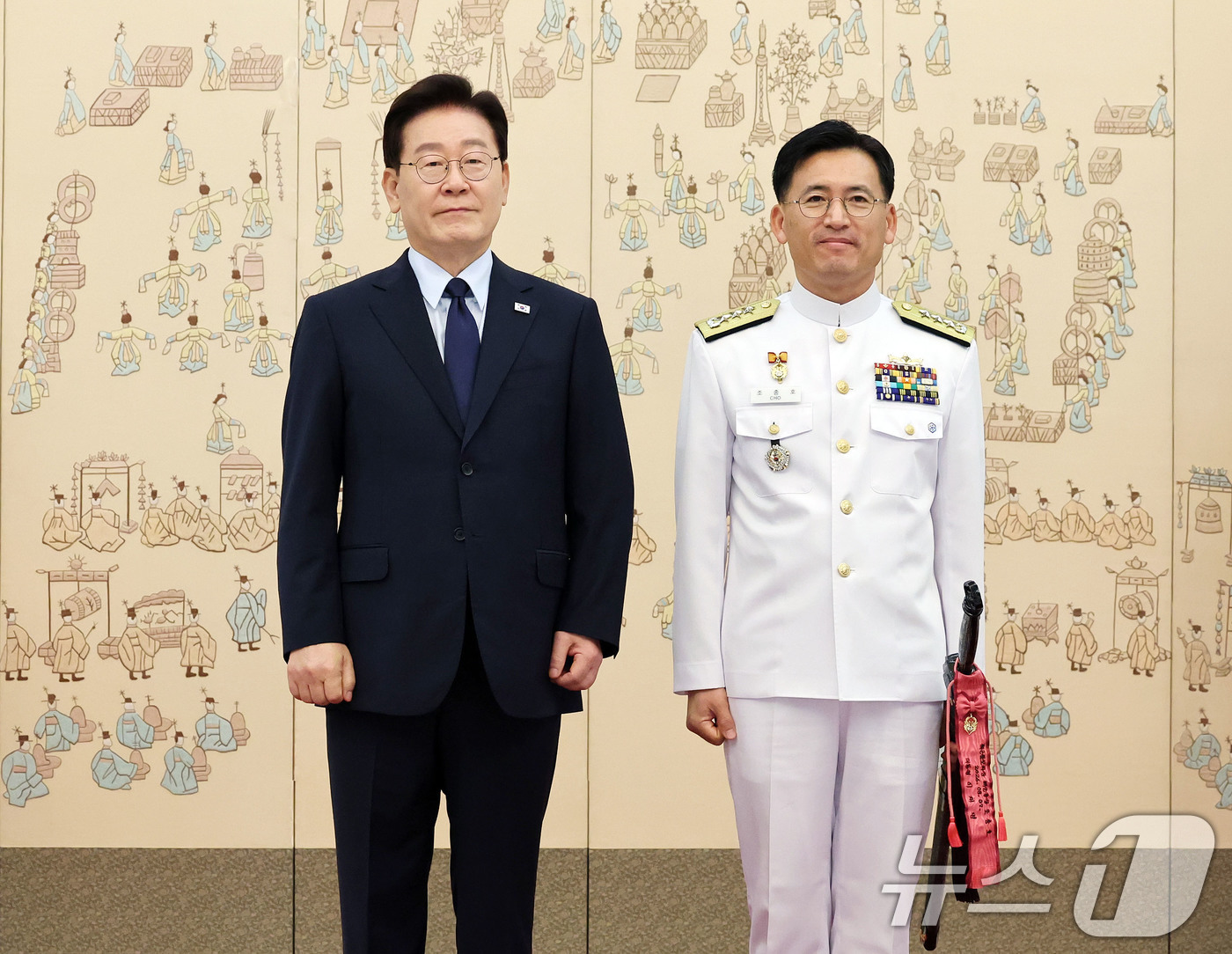 (서울=뉴스1) 이재명 기자 = 이재명 대통령이 7일 청와대에서 열린 장성 진급 신고 및 삼정검 수치 수여식에서 조충호 해군 참모차장(중장)에게 삼정검을 수여한 후 기념촬영을 하고 …
