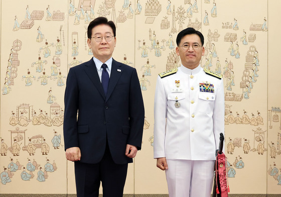 이재명 대통령, 조충호 해군 참모차장 '삼정검 수여'