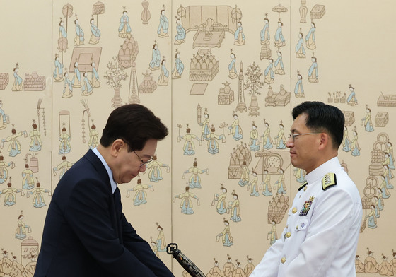 조충호 해군 참모차장에게 삼정검 수여하는 이재명 대통령