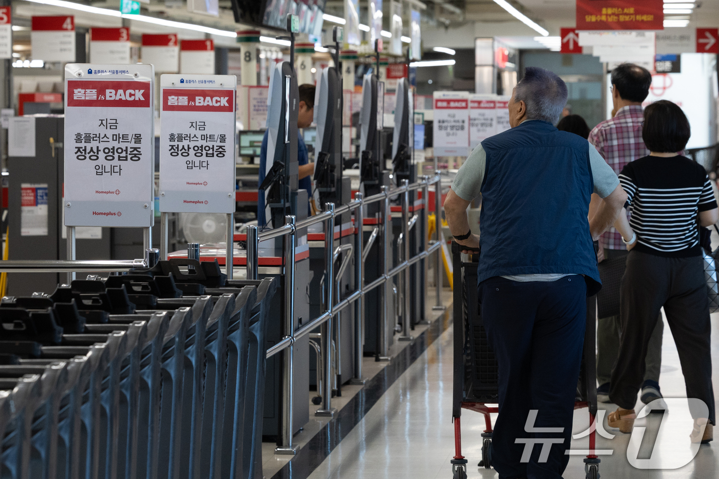 (서울=뉴스1) 안은나 기자 = 홈플러스가 2000억 원 규모의 긴급운영자금(DIP)을 바탕으로 가오픈에 들어간 7일 고객들이 서울 시내 홈플러스 매장으로 향하고 있다. 2026. …
