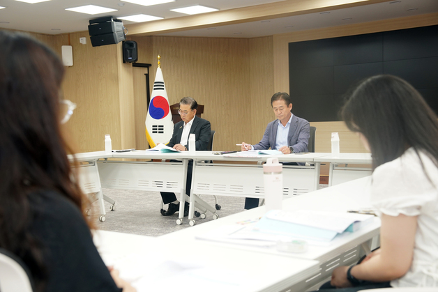 "군민과의 약속 성과로"…신영재 홍천군수, 공약 검토 보고회 주재