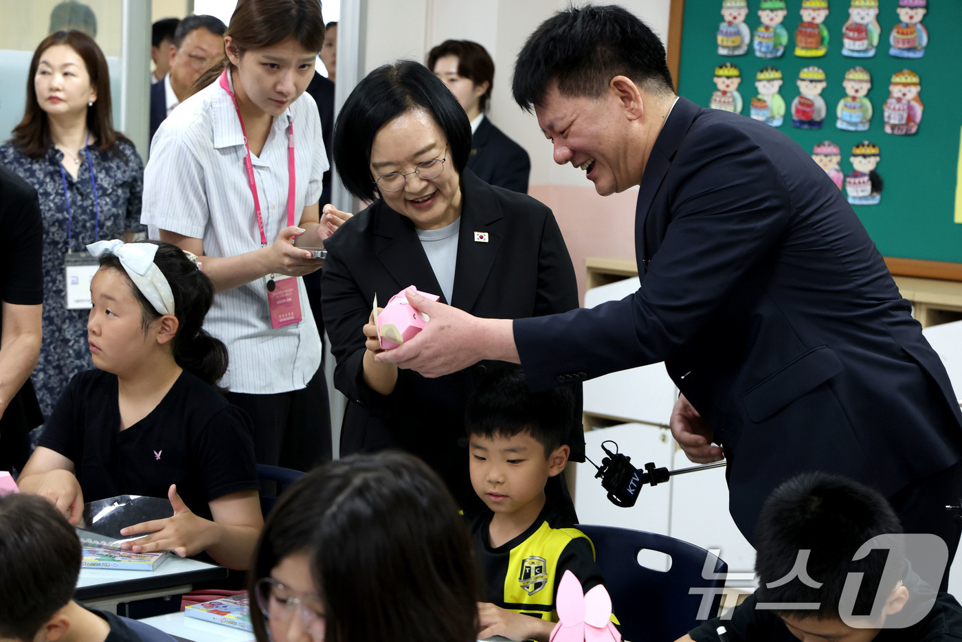 (서울=뉴스1) 이광호 기자 = 한성숙 국무총리가 7일 오전 방학중 초등돌봄ㆍ교육현장 점검을 위해 서울 영등포구 영문초등학교를 방문, 팝업북 만들기 수업을 참관하고 있다. 2026 …