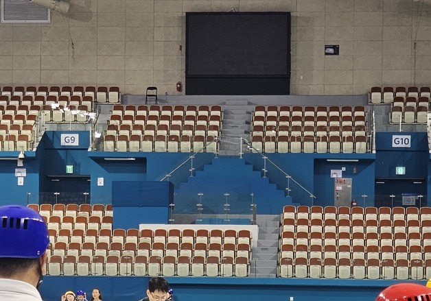 "폭염을 '슥삭슥삭'"…올림픽 컬링장서 무더위 쓸어내는 강릉시민들