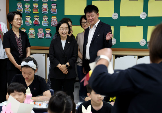 한성숙 총리, 방학중 초등돌봄 교육현장 방문