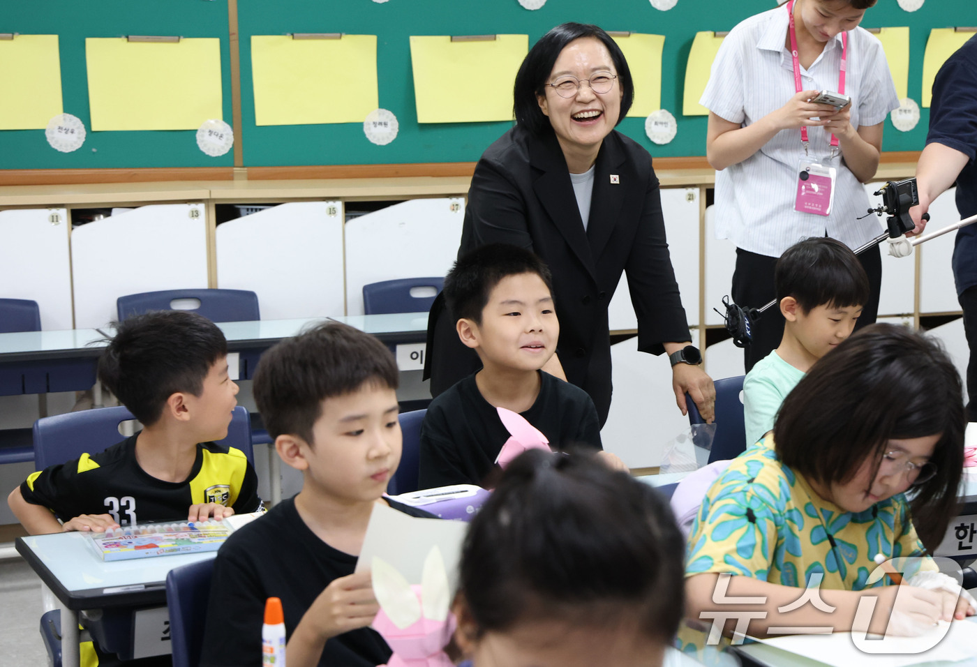 (서울=뉴스1) 이광호 기자 = 한성숙 국무총리가 7일 오전 방학중 초등돌봄ㆍ교육현장 점검을 위해 서울 영등포구 영문초등학교를 방문, 팝업북 만들기 수업을 참관하고 있다. 2026 …