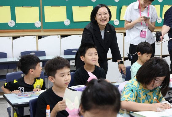 방학중 초등돌봄 교육현장 찾은 한성숙 총리